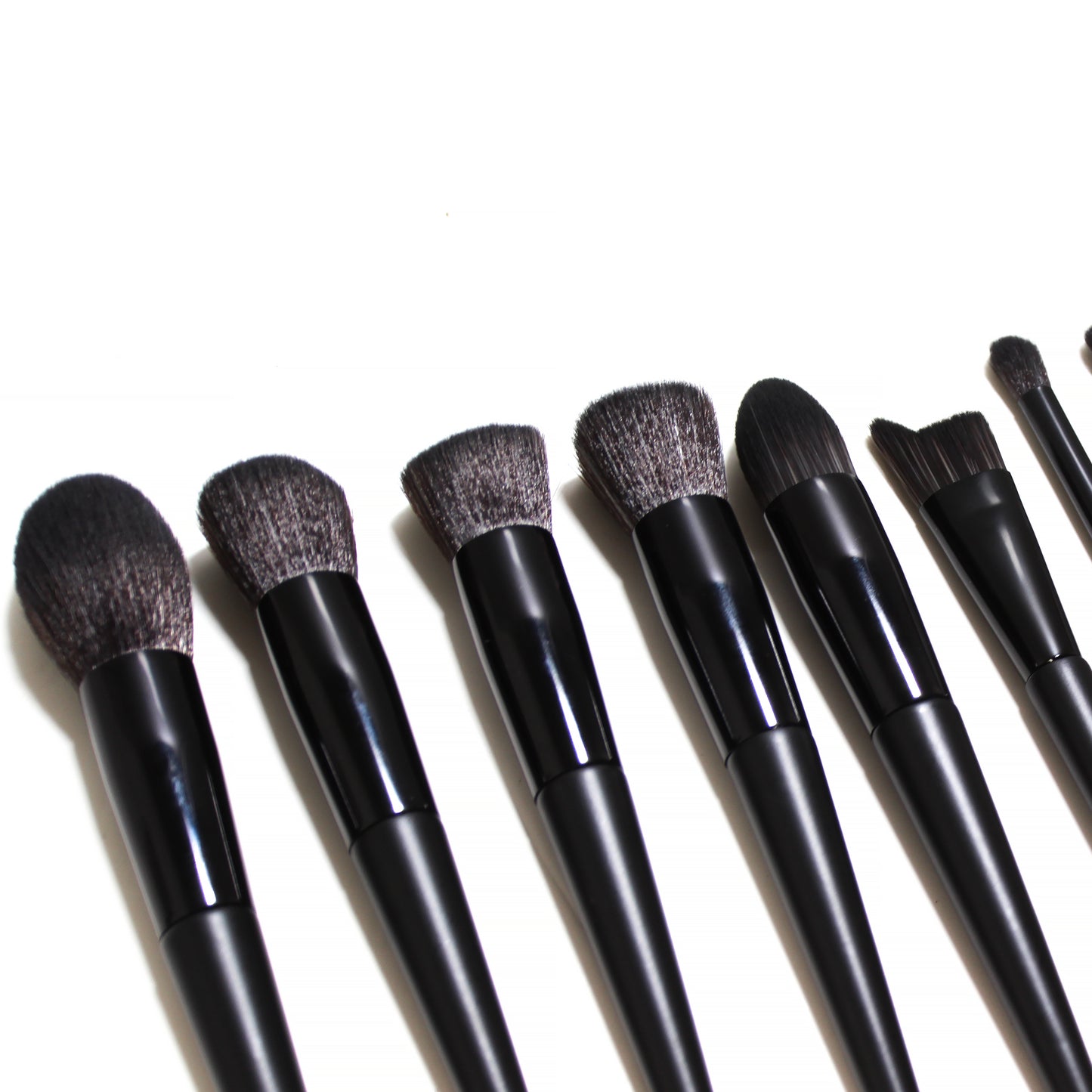 Ultra Matt Black- Gold - Makeup Brushes: Set of 18 brushes + case